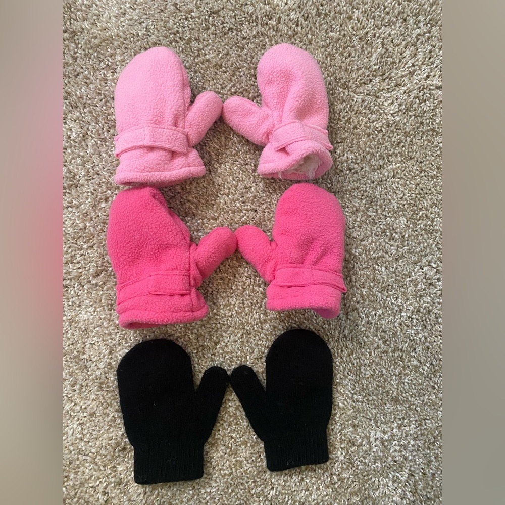 Set of toddler girls mittens. Black and pink 🖤🩷 One size. Super soft and cozy!